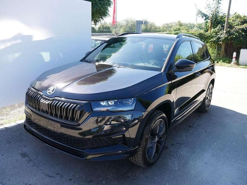 Blackmagic perleffekt Neu 2025 Skoda Karoq SportLine SUV | 40.290 € (Fairer Preis) - Bild 1/4