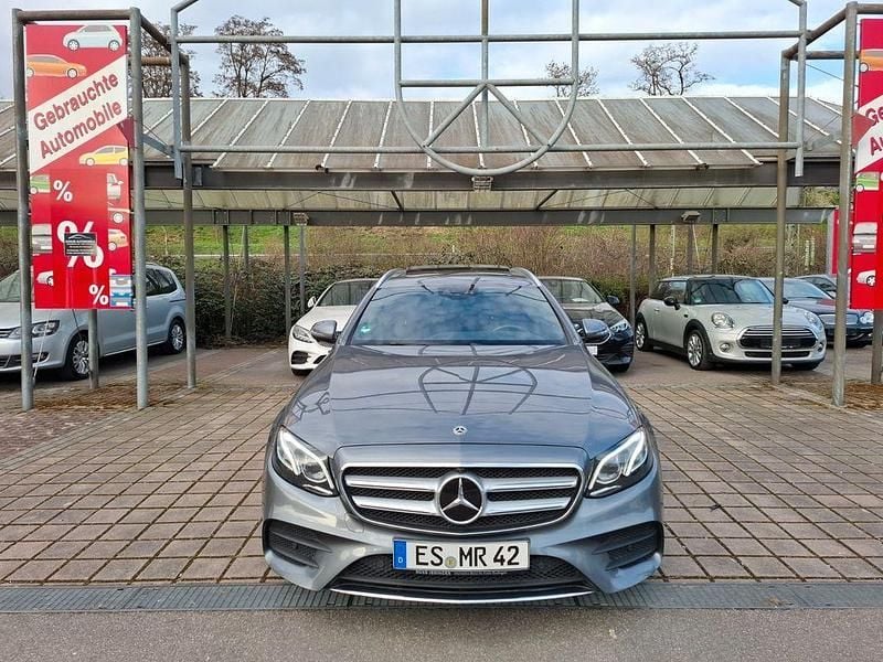 Usado Mercedes E220 AMG line 194 CV (142 kW) 2018 Gris Berlina