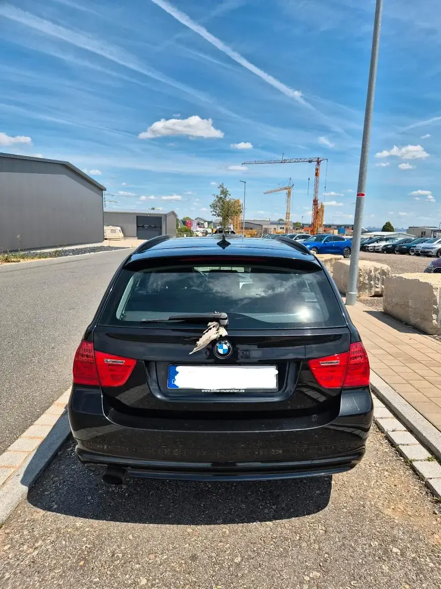 Gebraucht BMW 318 143 PS (105 kW) 2011 Schwarz Kombi