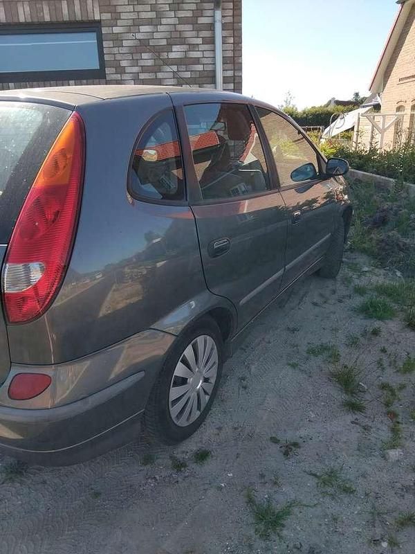 Grau Gebraucht 2005 Nissan Almera Tino Acenta Van / Kleinbus | 1.299 € (Guter Preis) - Bild 1/4