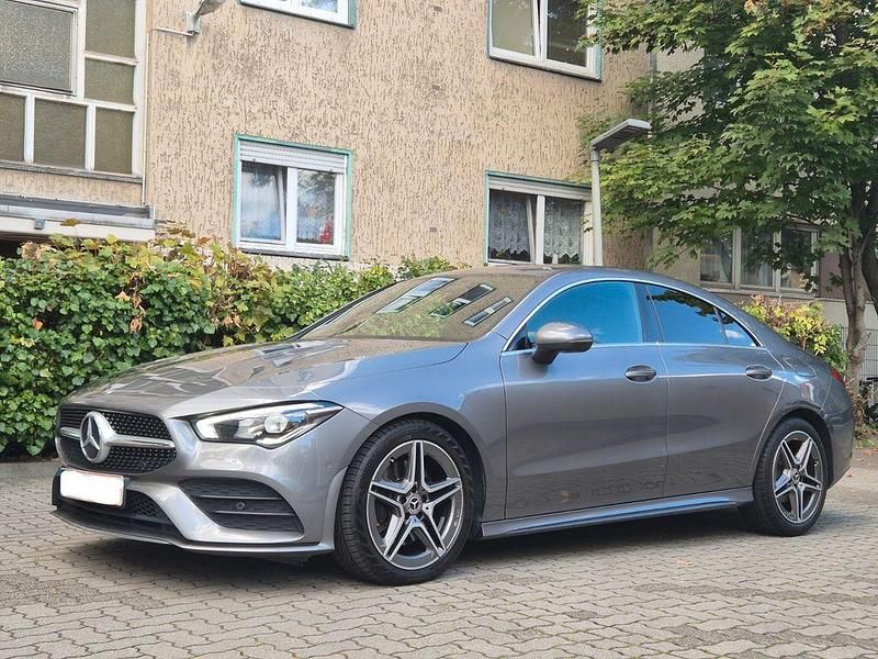 Grau Gebraucht 2020 Mercedes CLA200 AMG line Limousine | 26.900 € (Fairer Preis) - Bild 1/4