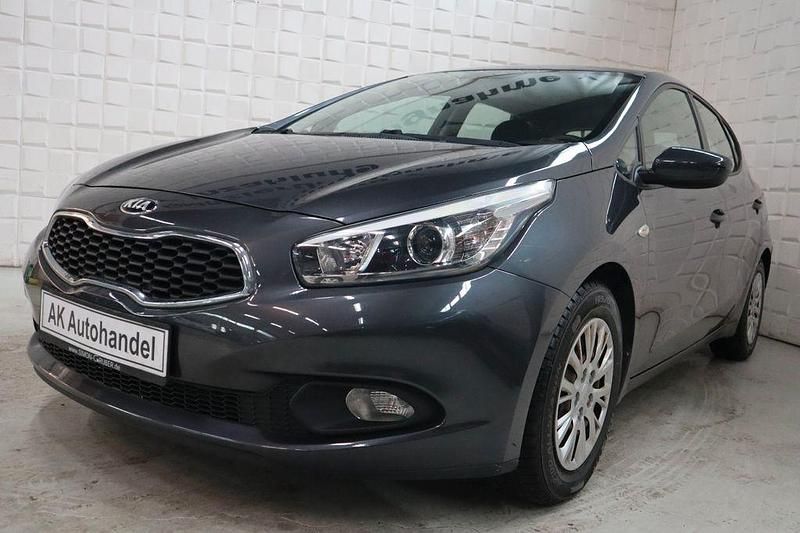 Grau Gebraucht 2015 Kia Ceed Limousine | 7.199 € (Fairer Preis) - Bild 1/4