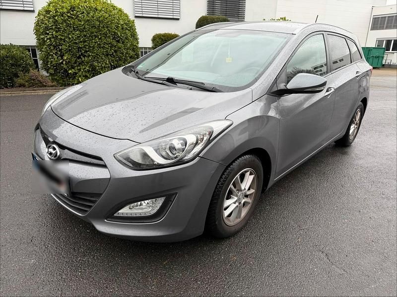 Grau Gebraucht 2015 Hyundai i30 Kombi | 8.450 € (Guter Preis) - Bild 1/4
