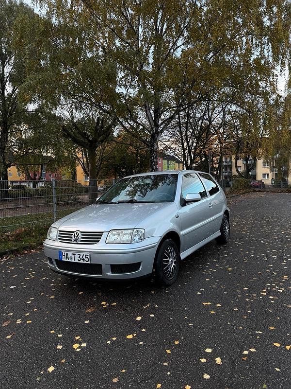 Silber Gebraucht 2000 VW Polo Kleinwagen | 2.400 € (Teuer) - Bild 1/4