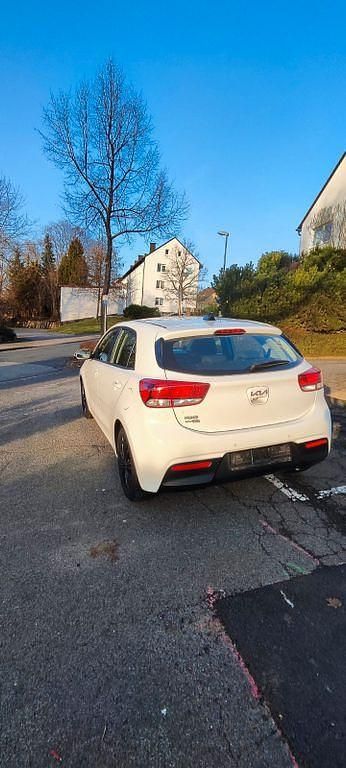 Gebraucht Kia Rio Vision 84 PS (61 kW) 2022 Weiß Limousine