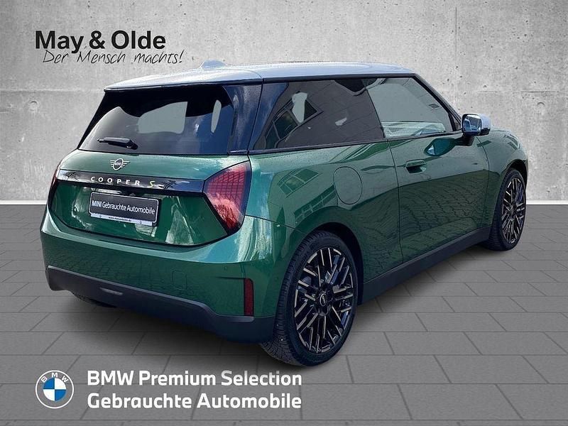 Gebraucht Mini Cooper SE 160 kW (218 PS) 2025 British racing green iv metall Kleinwagen