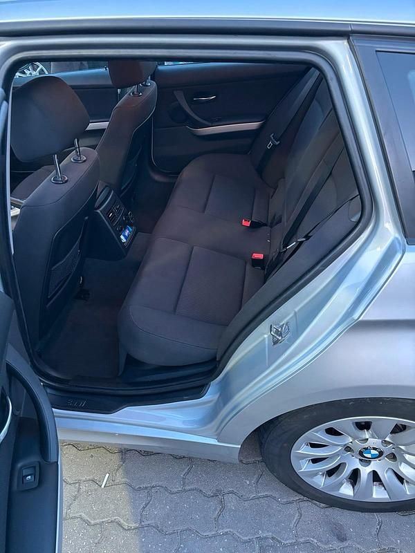 Gebraucht BMW 320 177 PS (130 kW) 2009 Silber Kombi