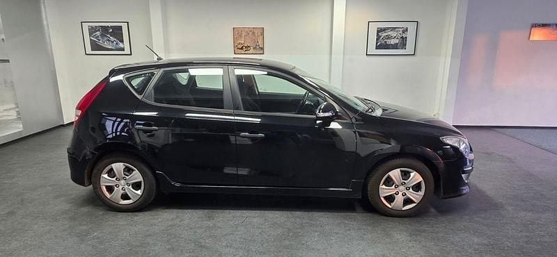 Schwarz Gebraucht 2011 Hyundai i30 Edition Limousine | 1.990 € (Guter Preis) - Bild 1/4