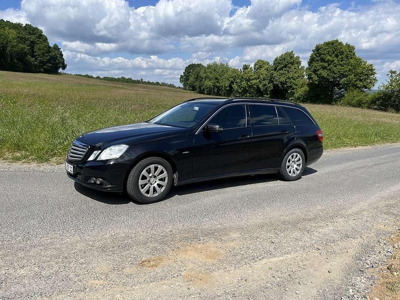 Schwarz Gebraucht 2010 Mercedes E220 Kombi | 6.600 € (Fairer Preis) - Bild 1/4