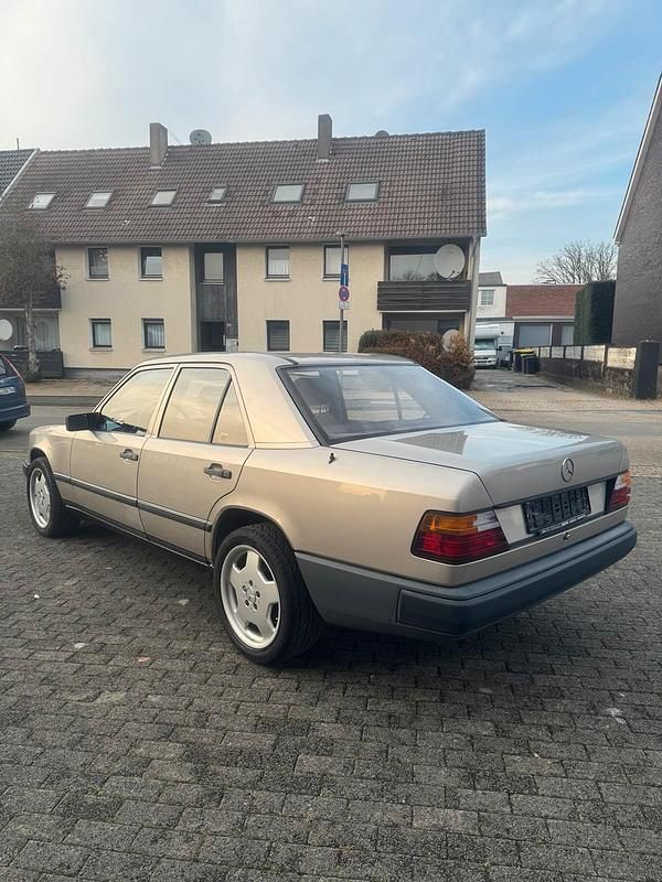 Gebraucht Mercedes E230 136 PS (100 kW) 1985 Gold Limousine