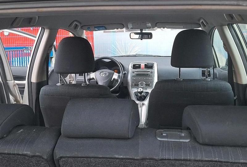Gebraucht Toyota Auris 97 PS (71 kW) 2009 Silber Kleinwagen
