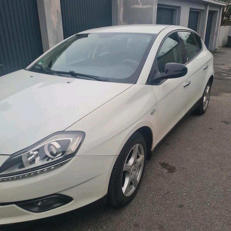 Gebraucht Lancia Delta 120 PS (88 kW) 2011 Weiß Kleinwagen