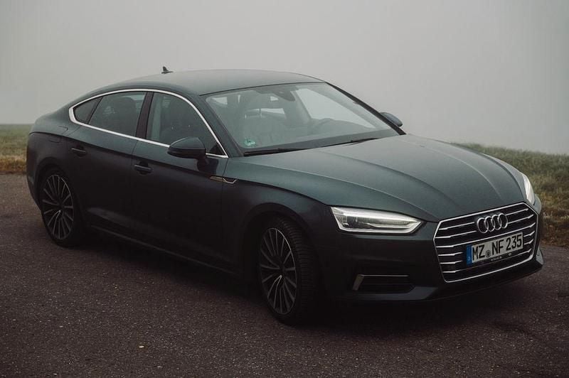 Grün Gebraucht 2018 Audi A5 Sportback Sport Kleinwagen | 22.800 € (Fairer Preis) - Bild 1/4