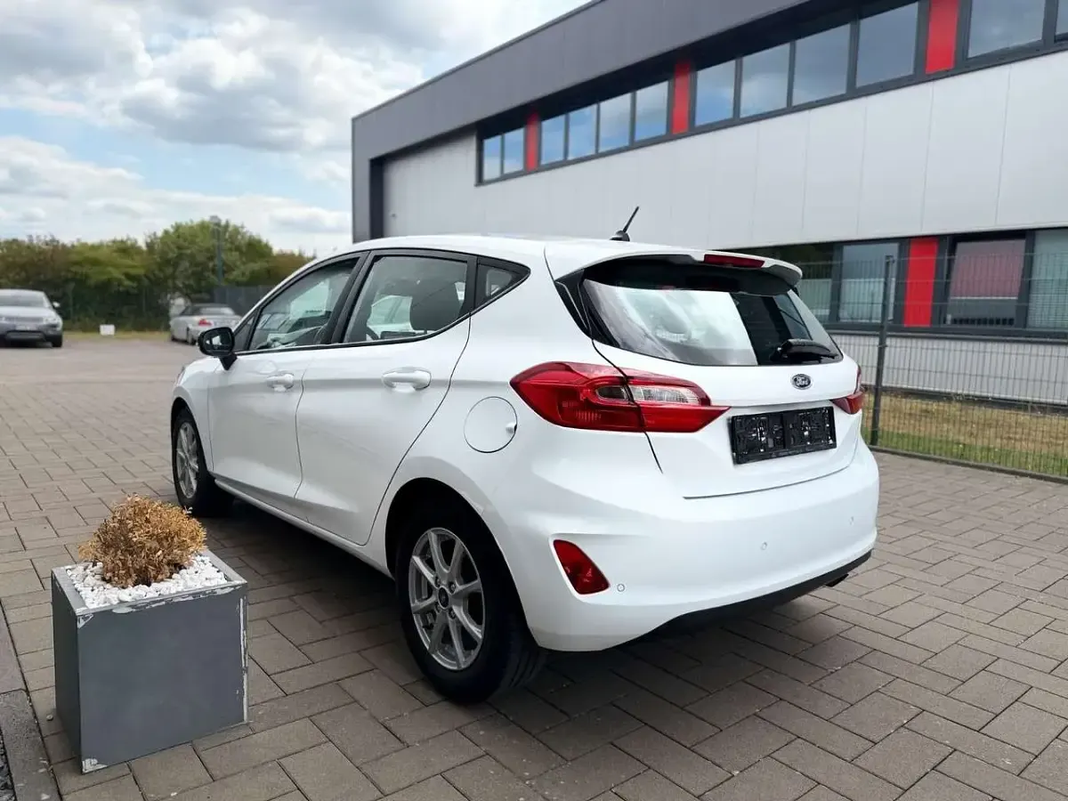 Gebraucht Ford Fiesta Cool & Connect 101 PS (74 kW) 2019 Weiß Kleinwagen
