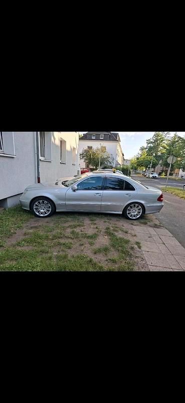 Grau Gebraucht 2005 Mercedes E320 Elegance Limousine | 3.250 € (Superpreis) - Bild 1/4