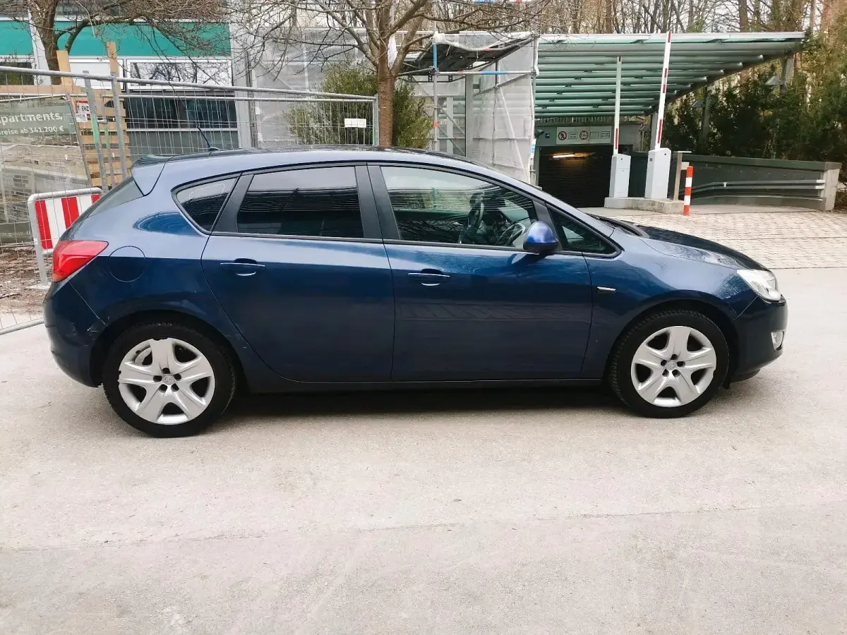 Gebraucht Opel Astra 116 PS (85 kW) 2010 Blau Limousine