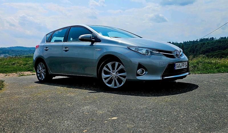 Silber Gebraucht 2015 Toyota Auris Hybrid Edition Limousine | 9.490 € (Fairer Preis) - Bild 1/4