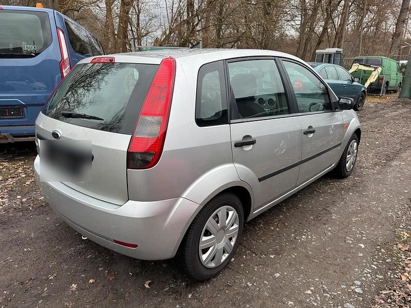 Gebraucht Ford Fiesta 70 PS (51 kW) 2005 Silber Kleinwagen