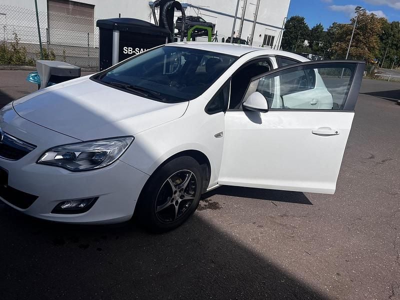 Weiß Gebraucht 2011 Opel Astra Eco Kleinwagen | 2.900 € (Superpreis) - Bild 1/4