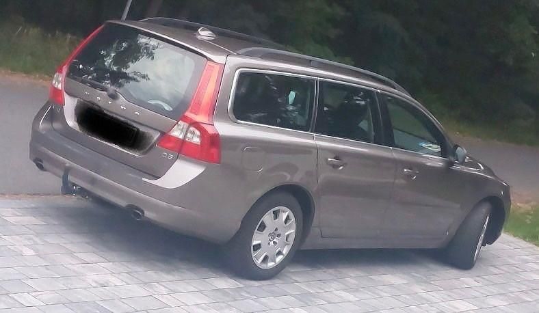 Gold Gebraucht 2010 Volvo V70 Momentum Kombi | 3.900 € (Guter Preis) - Bild 1/4