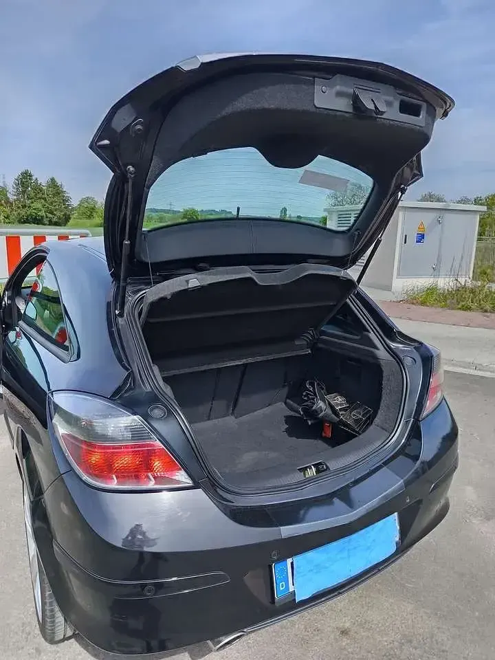 Gebraucht Opel Astra GTC Sport 179 PS (131 kW) 2010 Schwarz Limousine