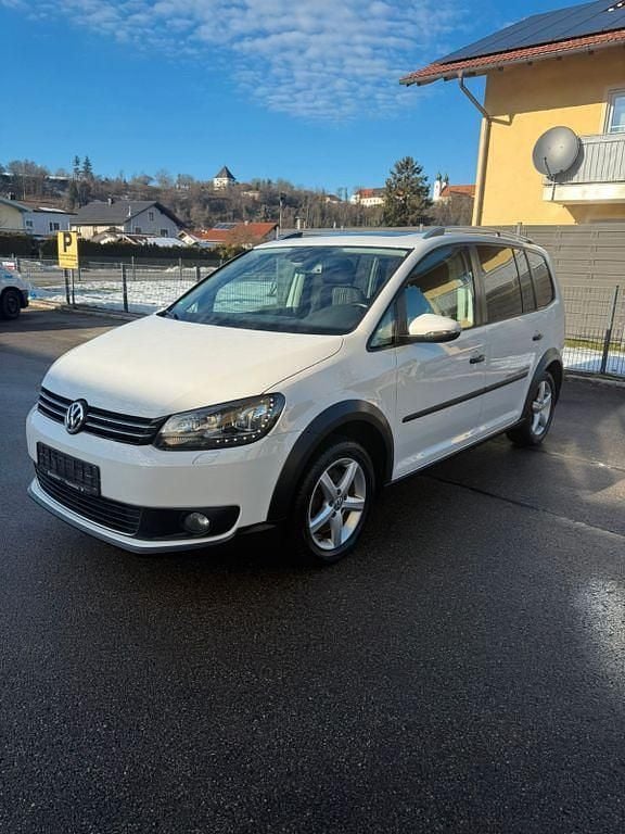 Weiß Gebraucht 2013 VW Touran Cross Van / Kleinbus | 9.999 € (Fairer Preis) - Bild 1/4
