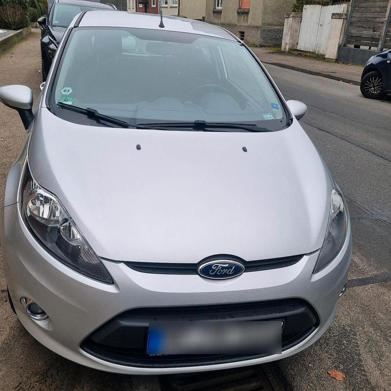 Gebraucht Ford Fiesta 82 PS (60 kW) 2011 Silber Kleinwagen