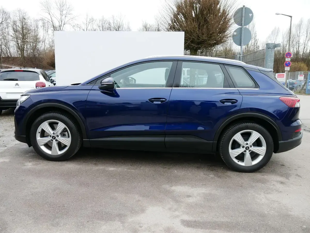 Gebraucht Audi Q4 e-tron Comfort 150 kW (204 PS) 2023 Navarrablau metallic SUV