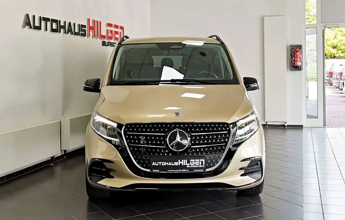 Gebraucht Mercedes V250 AMG 190 PS (139 kW) 2024 Lackfarbe kalaharigold metalli Van / Kleinbus