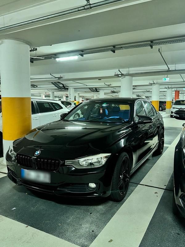 Schwarz Gebraucht 2015 BMW 318 Limousine | 12.500 € - Bild 1/4