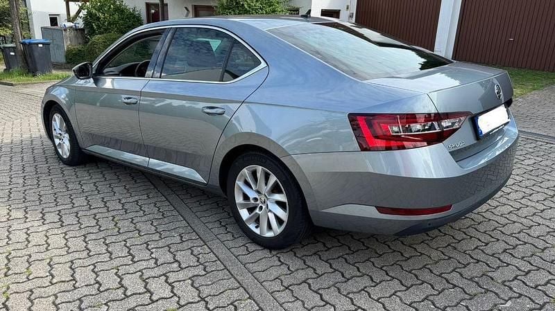 Gebraucht Skoda Superb Style 150 PS (110 kW) 2016 Grau Limousine