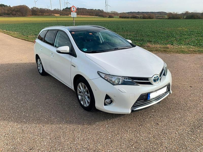 Weiß Gebraucht 2014 Toyota Auris Touring Sports Executive Kombi | 11.500 € (Fairer Preis) - Bild 1/4