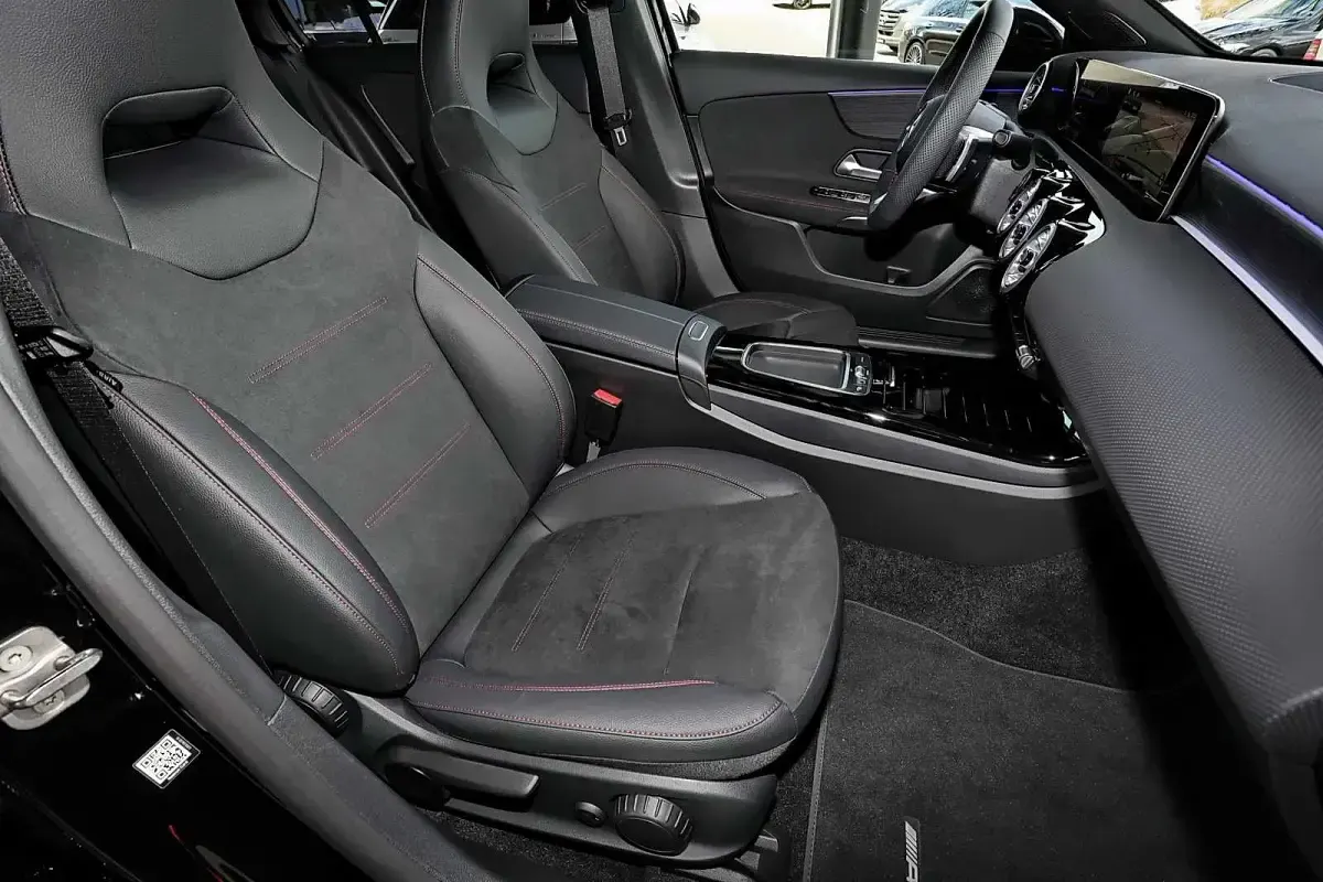 Gebraucht Mercedes A200 AMG 163 PS (119 kW) 2025 Unilack nachtschwarz Limousine