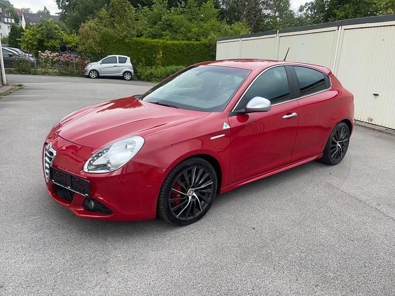 Rot Gebraucht 2012 Alfa Romeo Giulietta Quadrifoglio Verde Kleinwagen | 17.999 € - Bild 1/4