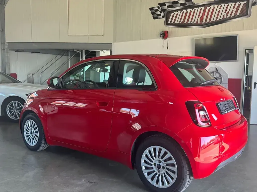 Gebraucht Fiat 500e Red 86 kW (118 PS) 2023 Rosso corsa/sfrontato/argilla/ Kleinwagen