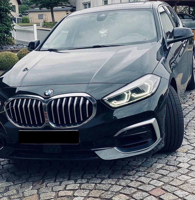 Schwarz Gebraucht 2022 BMW 120 Luxury Line Kleinwagen | 27.000 € (Fairer Preis) - Bild 1/4