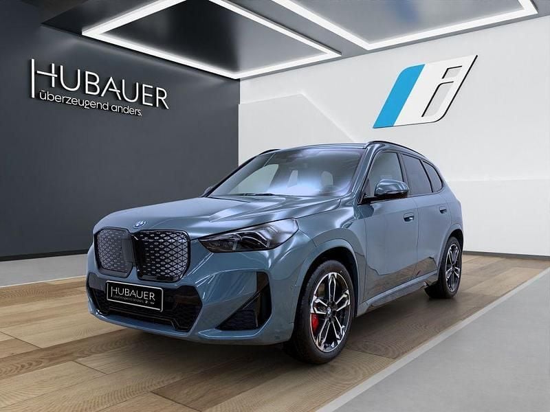 Grün Neu 2025 BMW iX1 M Sport SUV | 54.604 € (Fairer Preis) - Bild 1/4