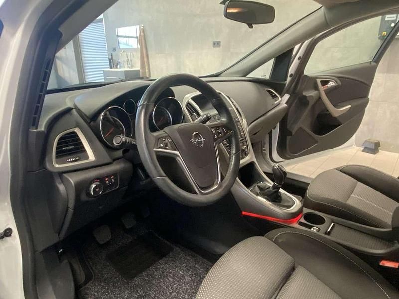 Gebraucht Opel Astra Color Edition 140 PS (102 kW) 2013 Schneeweiss/summitwhite/arctic Limousine