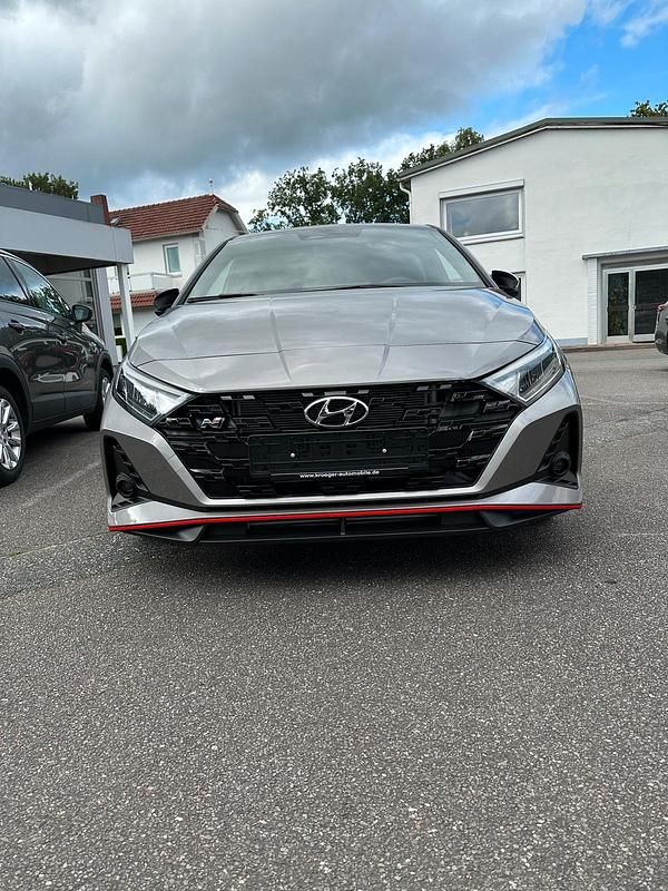 Grau Gebraucht 2023 Hyundai i20 Kleinwagen | 23.999 € (Guter Preis) - Bild 1/4