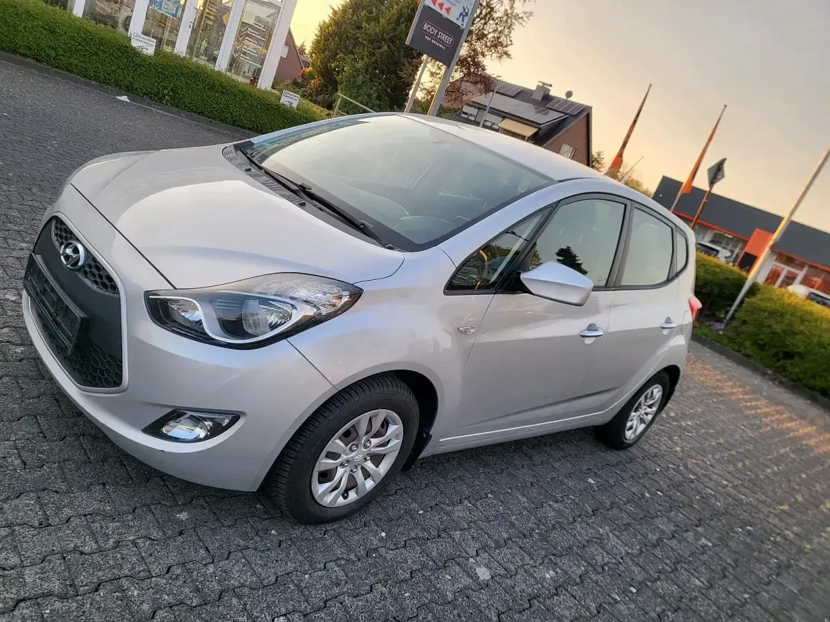 Gebraucht Hyundai ix20 90 PS (66 kW) 2015 Silber Kleinwagen