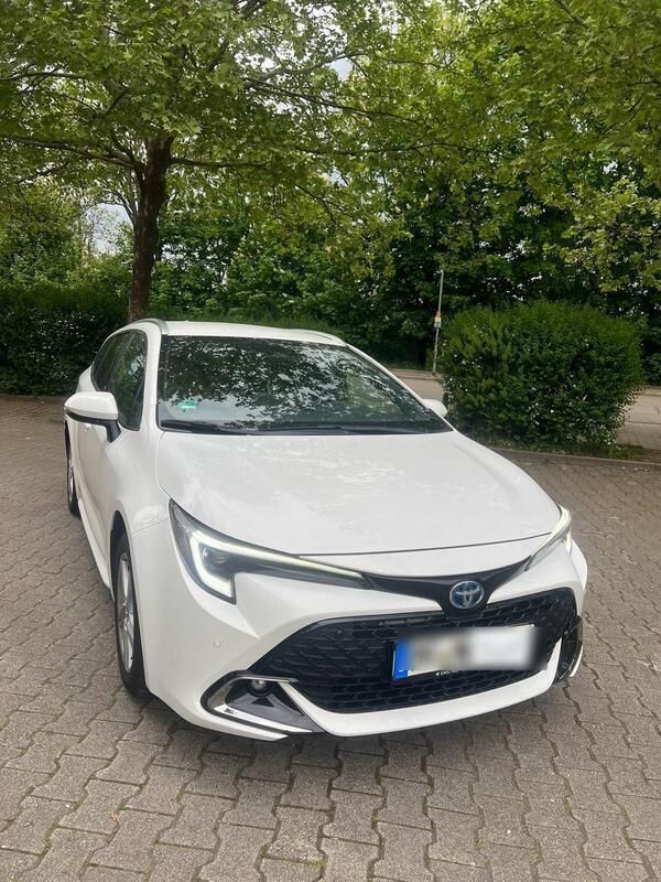 Weiß Gebraucht 2023 Toyota Corolla Team Kombi | 28.699 € (Fairer Preis) - Bild 1/4