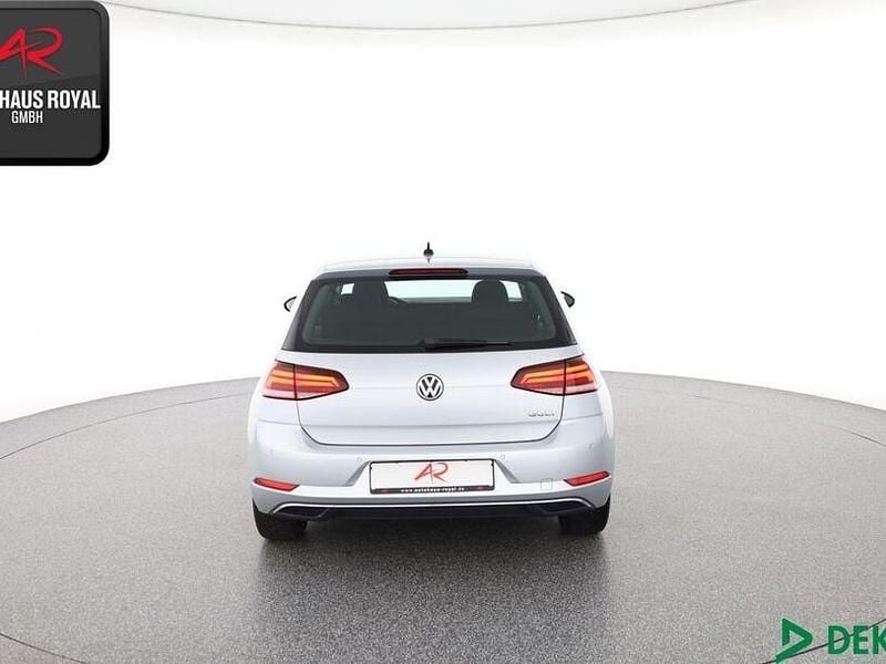 Gebraucht VW Golf VII Comfortline 110 PS (80 kW) 2018 Silber (metallic) Limousine