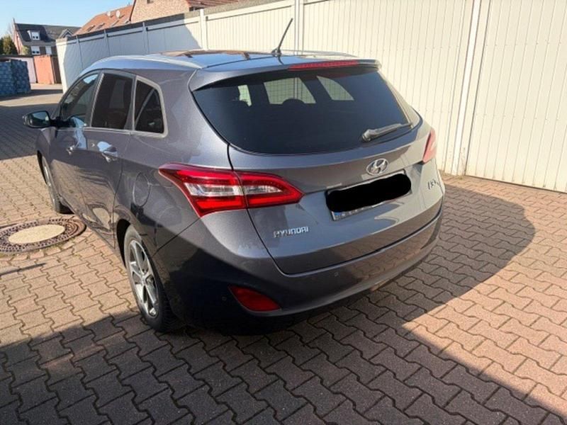 Gebraucht Hyundai i30 Passion 110 PS (80 kW) 2016 Grau Kombi