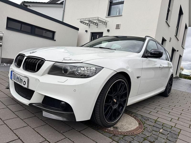 Weiß Gebraucht 2012 BMW 320 M Sport Kombi | 9.850 € (Fairer Preis) - Bild 1/4