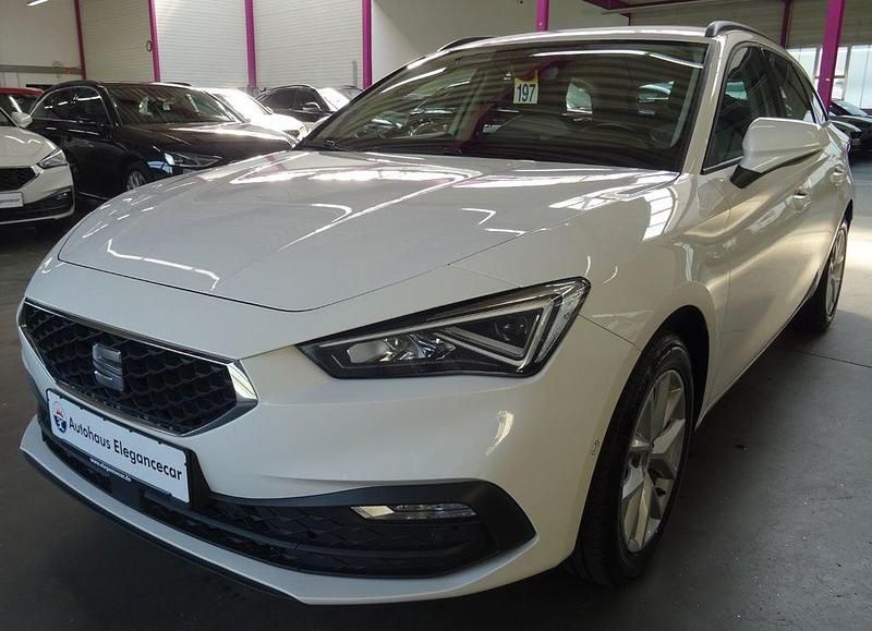 Weiß Gebraucht 2022 Seat Leon ST Style Kombi | 17.949 € (Fairer Preis) - Bild 1/4