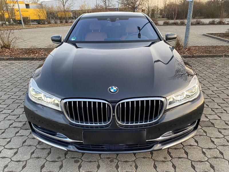 Gebraucht BMW 740 320 PS (235 kW) 2016 Grau Limousine