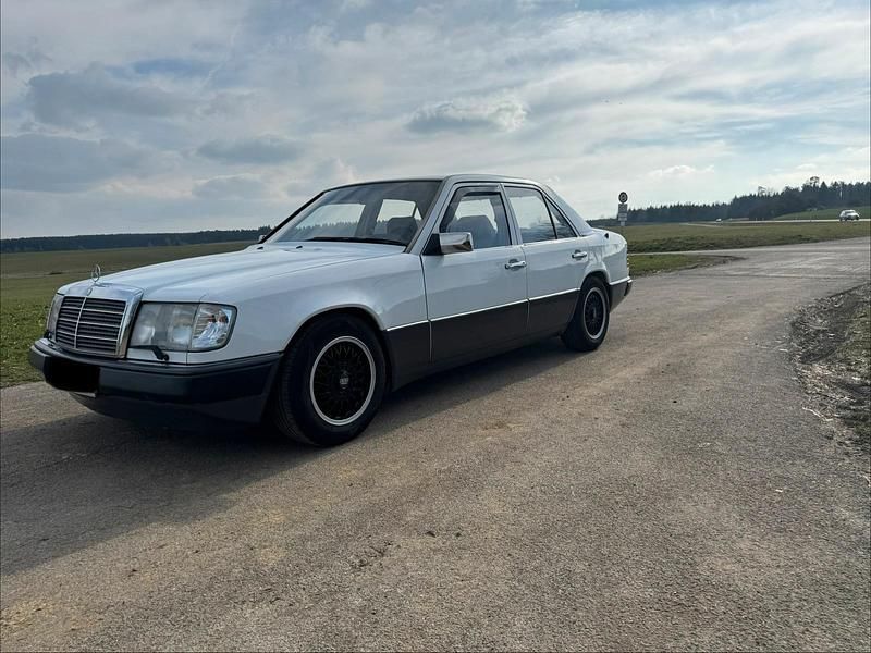 Weiß Gebraucht 1991 Mercedes E200 Limousine | 5.800 € - Bild 1/4