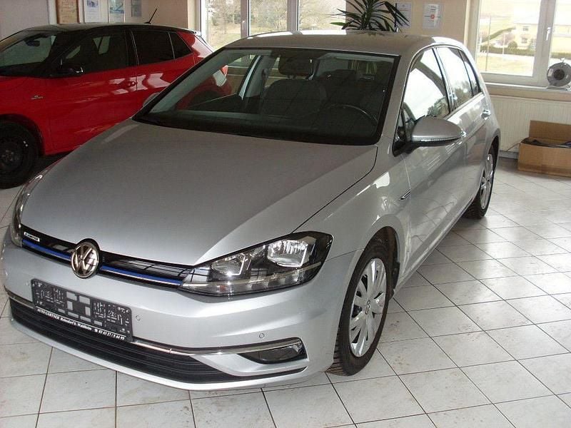 Gebraucht VW Golf VII Comfortline 131 PS (96 kW) 2018 Silber Limousine