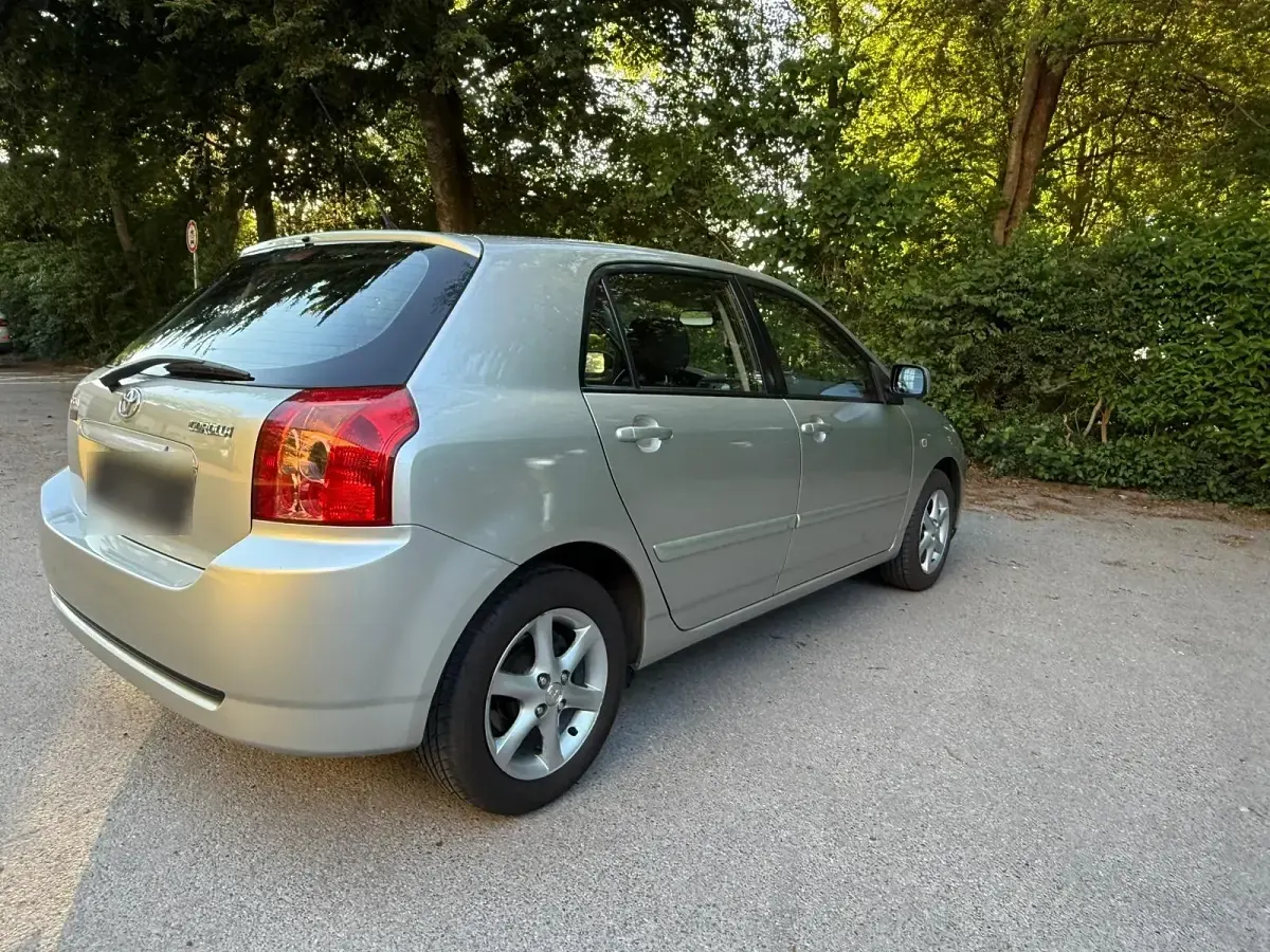 Używany Toyota Corolla 110 KM (80 kW) 2005 Srebrny Sedan/Limuzyna