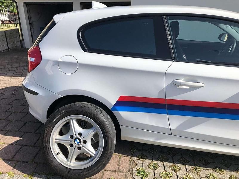 Weiß Gebraucht 2009 BMW 116 Kleinwagen | 4.500 € (Fairer Preis) - Bild 1/4